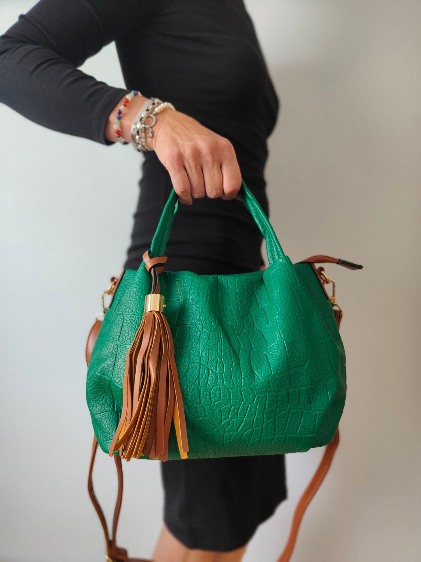 Bolso shopping en polipiel verde y camel