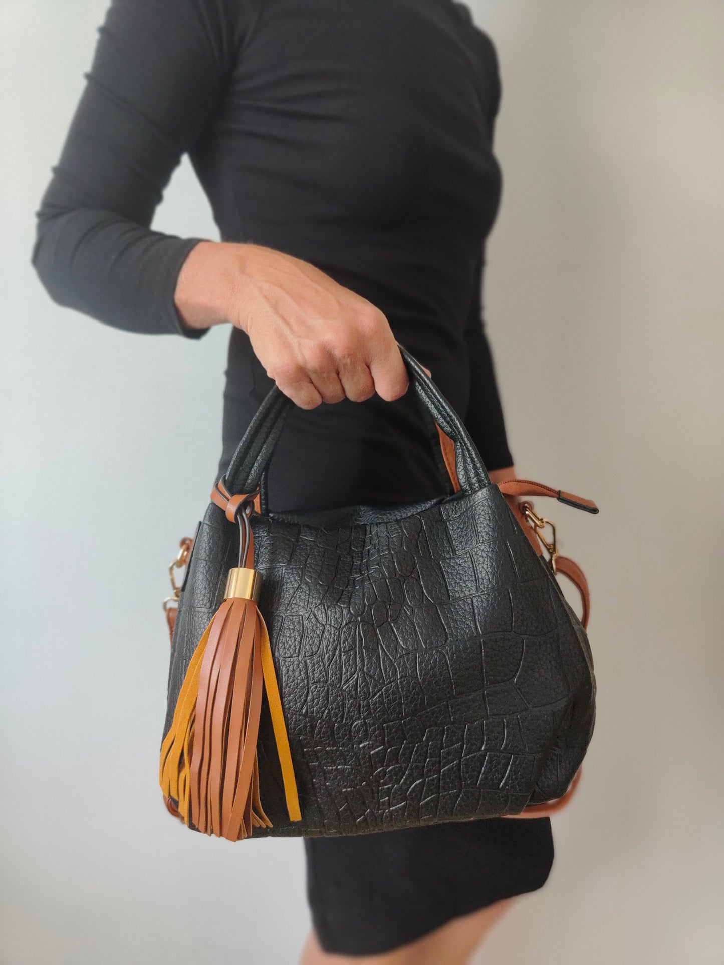 Bolso shopping en polipiel negro y camel