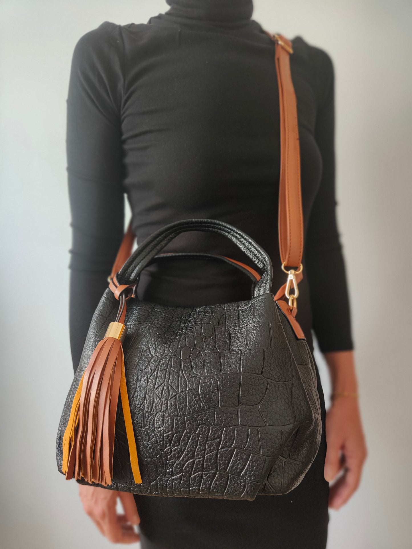 Bolso shopping en polipiel negro y camel