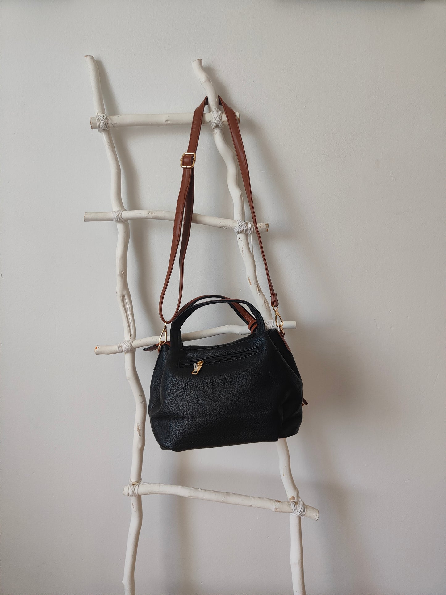 Bolso shopping en polipiel negro y camel