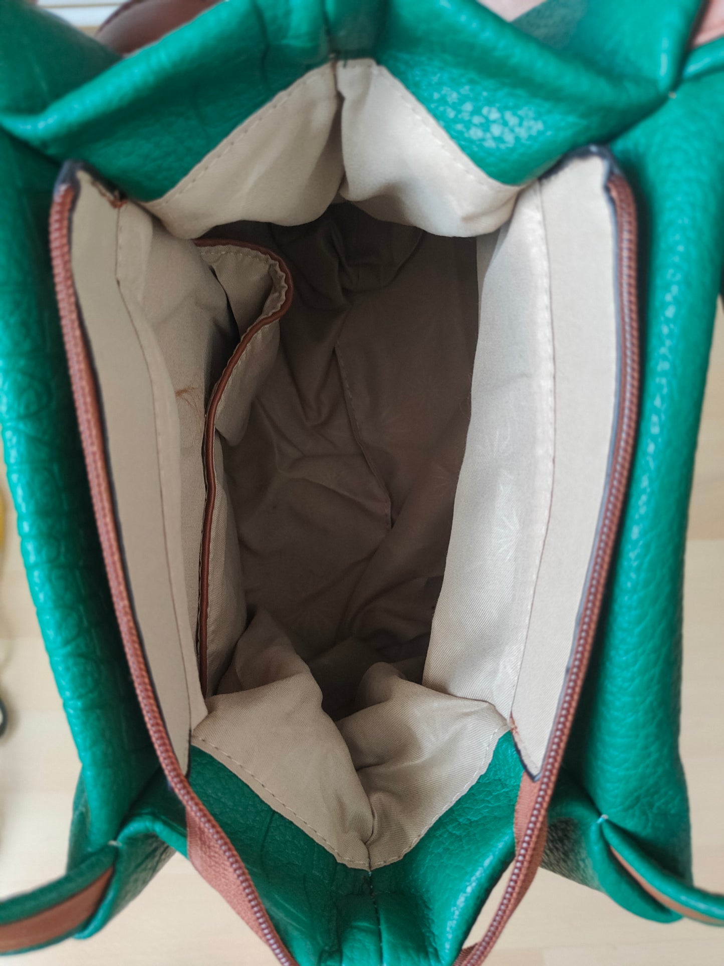 Bolso shopping en polipiel verde y camel