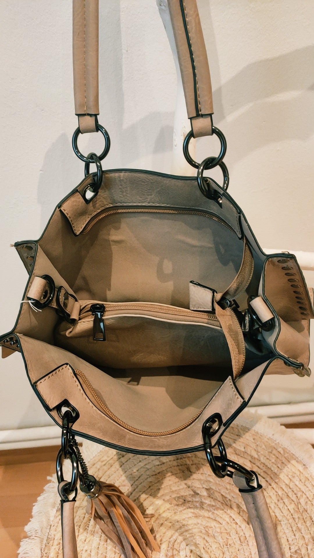 Bolso shopper Tachuelas color taupe