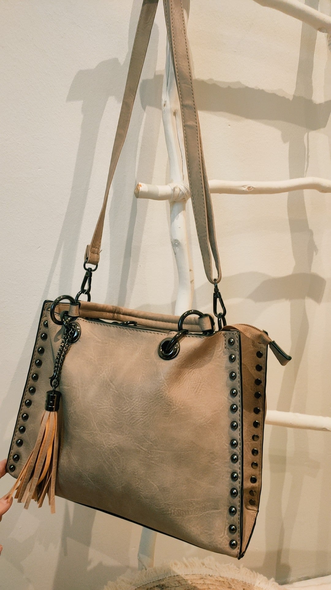 Bolso shopper Tachuelas color taupe